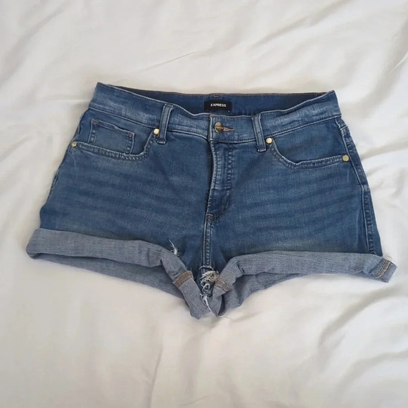Express Mid Rise Shortie Denim Shorts, Color Medium Wash Size 4 - Picture 1 of 15